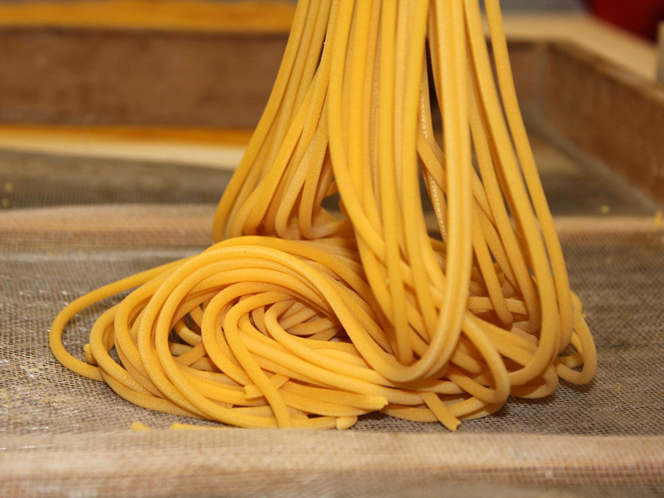 Pasta fresca fatta a mano nella cucina di Al Torcio