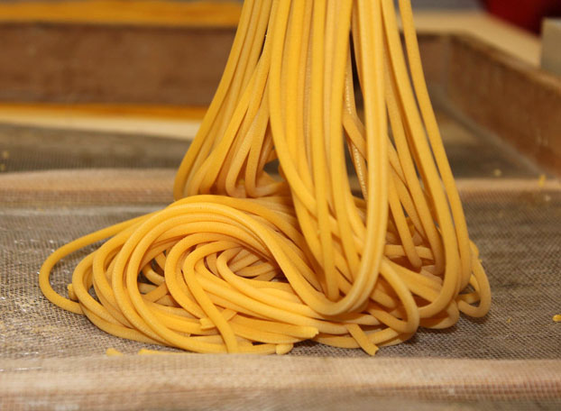 Pasta fresca fatta a mano nella cucina di Al Torcio