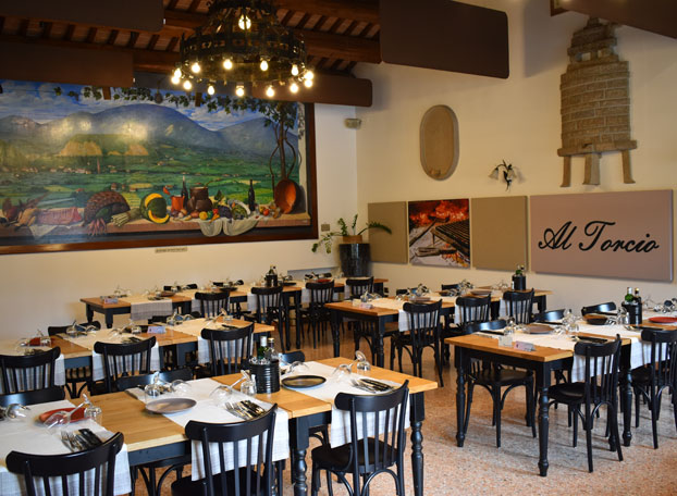 Sala con travi in legno e dipinto dei Colli Euganei